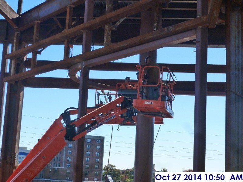 Continued welding the remaing tube steel at the main steel column (Monumental Stairs) Facing South (800x600)